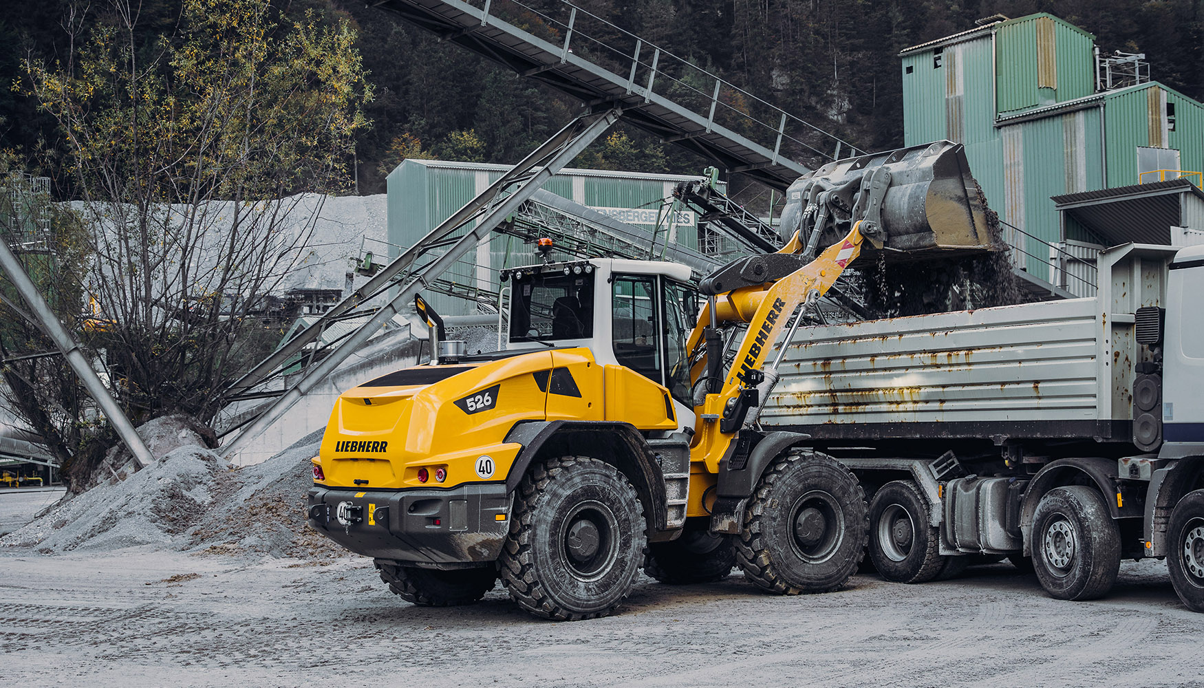 La nueva cargadora sobre ruedas Liebherr L 526 cargando un camin