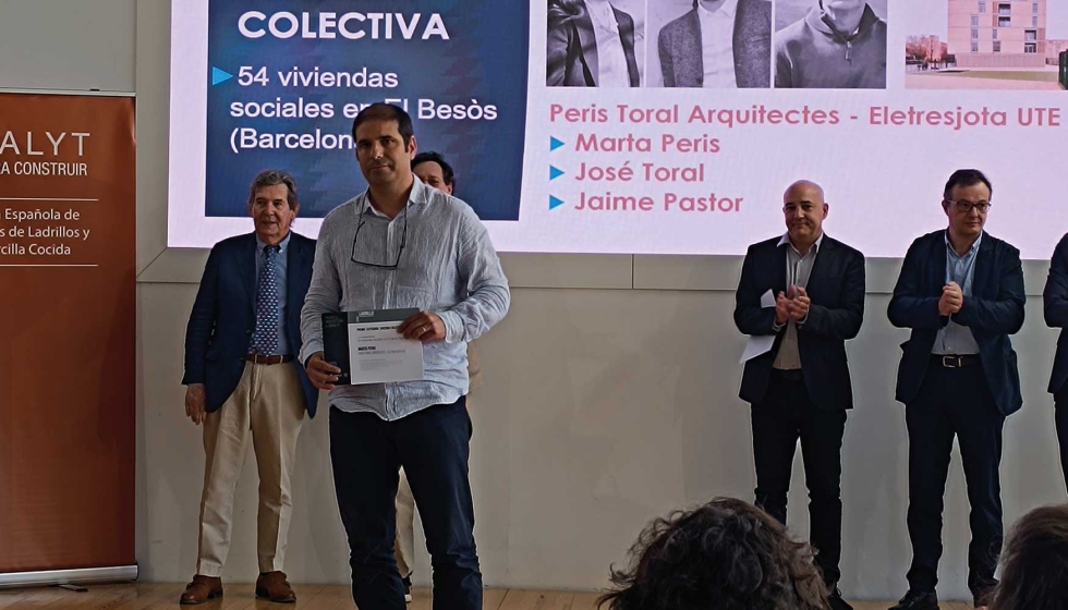 Entrega del premio ladrillo en la categora vivienda colectiva a Peris Toral Arquitectes - Eletresjota UTE