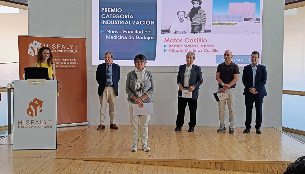 Entrega del premio ladrillo en la categora industrializacin a Matos Castillo