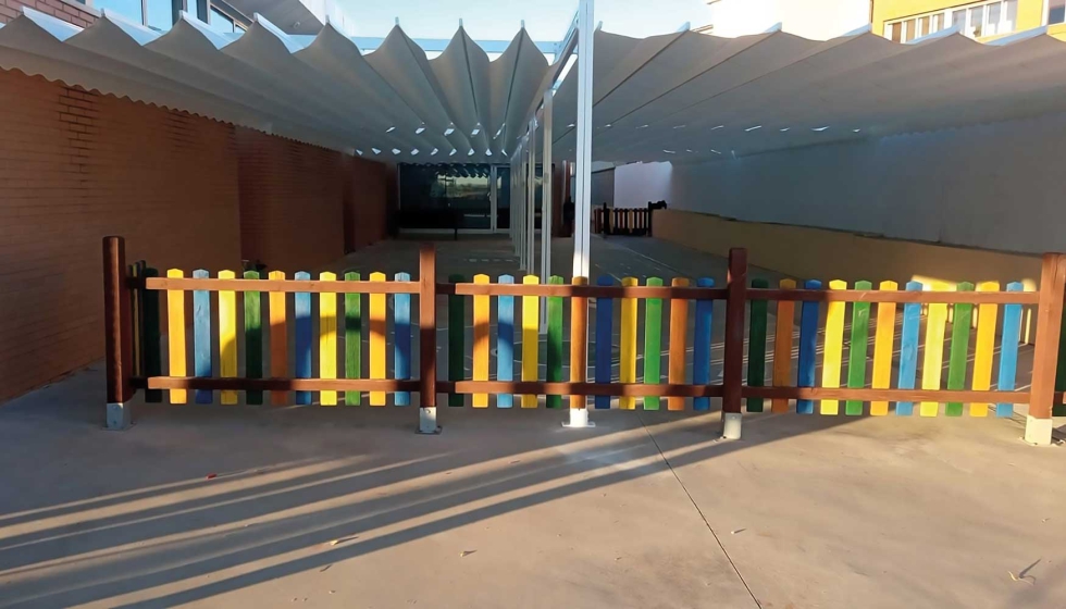 Coperpal ha instalado seis toldos planos en el centro educativo Primeros Pasos, en Calamocha, Teruel