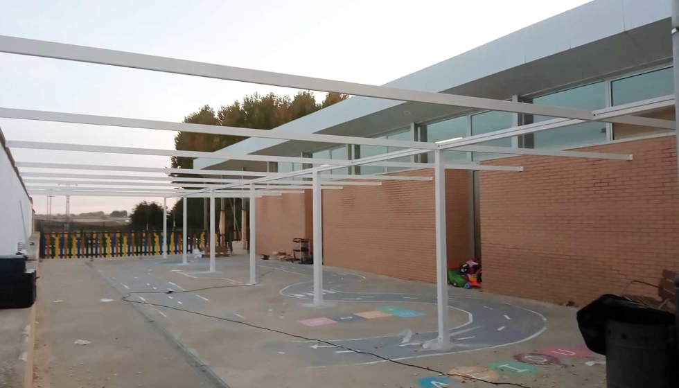 Estructura de los toldos planos instalados por Coperpal en el centro educativo