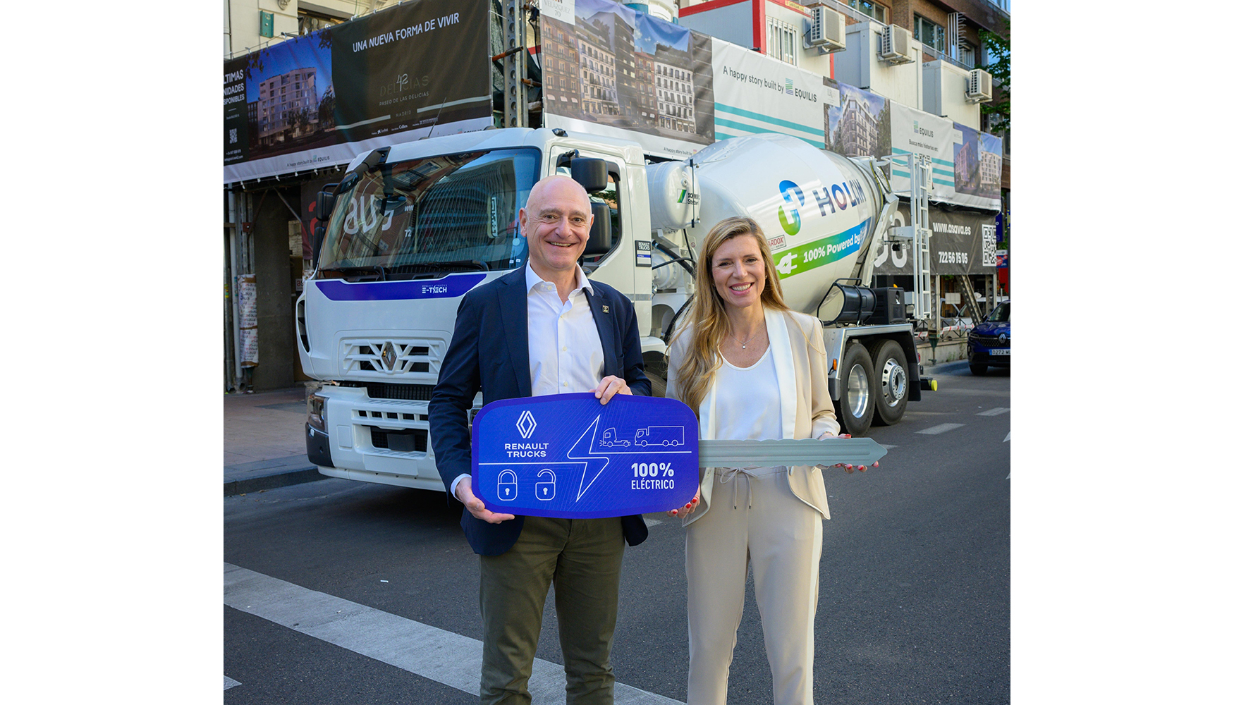 Franois Bottinelli, Managing Director de Renault Trucks Espaa, y Carmen Daz, CEO de Holcim, en la entrega del camin hormigonera...