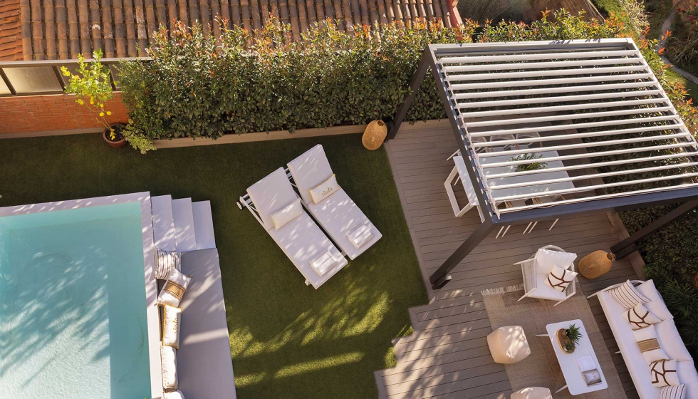 El patio de este piso urbano se ha convertido en un idlico jardn con materiales tan prcticos como evocadores