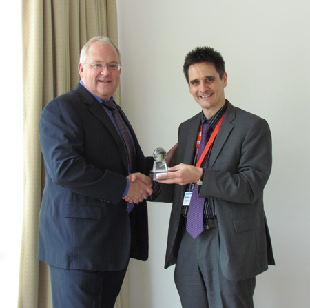 Chris Page, director general de Electrnica de RS (a la izquierda) recibe el premio de la mano de Ken Steel, director de Ventas de Panasonic...