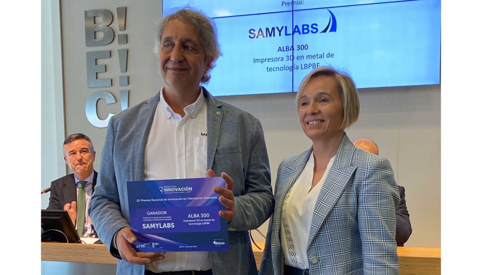 Flix Torre, CEO de Samylabs, recoge de Carmen Pinto, vicepresidenta de AFM, el premio en la categora de start-up