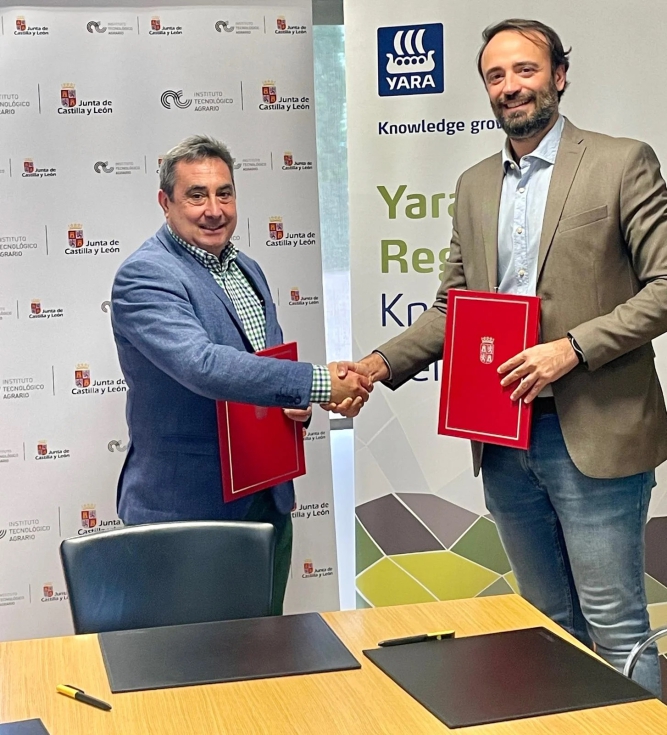 Rafael Saez, director general del ITACyL, y Juan Jos Garca, Market Development Agronomist en Yara Iberian, durante la firma del acuerdo...
