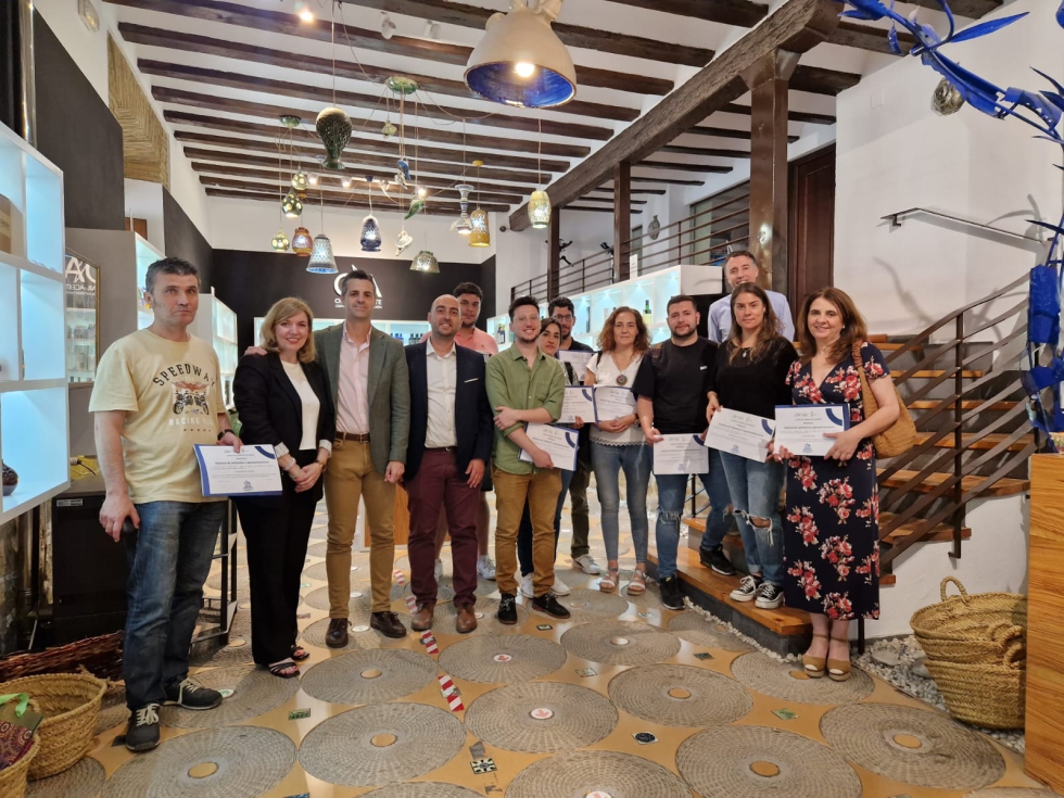 Alumnos de la Formacin en AOVES para la Hostelera y Turismo con su ttulo