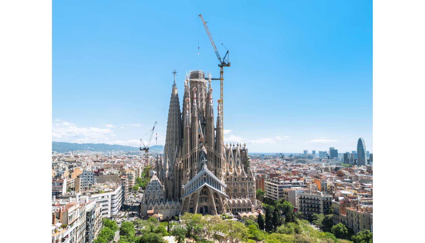 Las gras de pluma abatible Liebherr 710 HC-L y 125 HC-L trabajan en la fase final del proyecto de construccin de la Sagrada Familia...