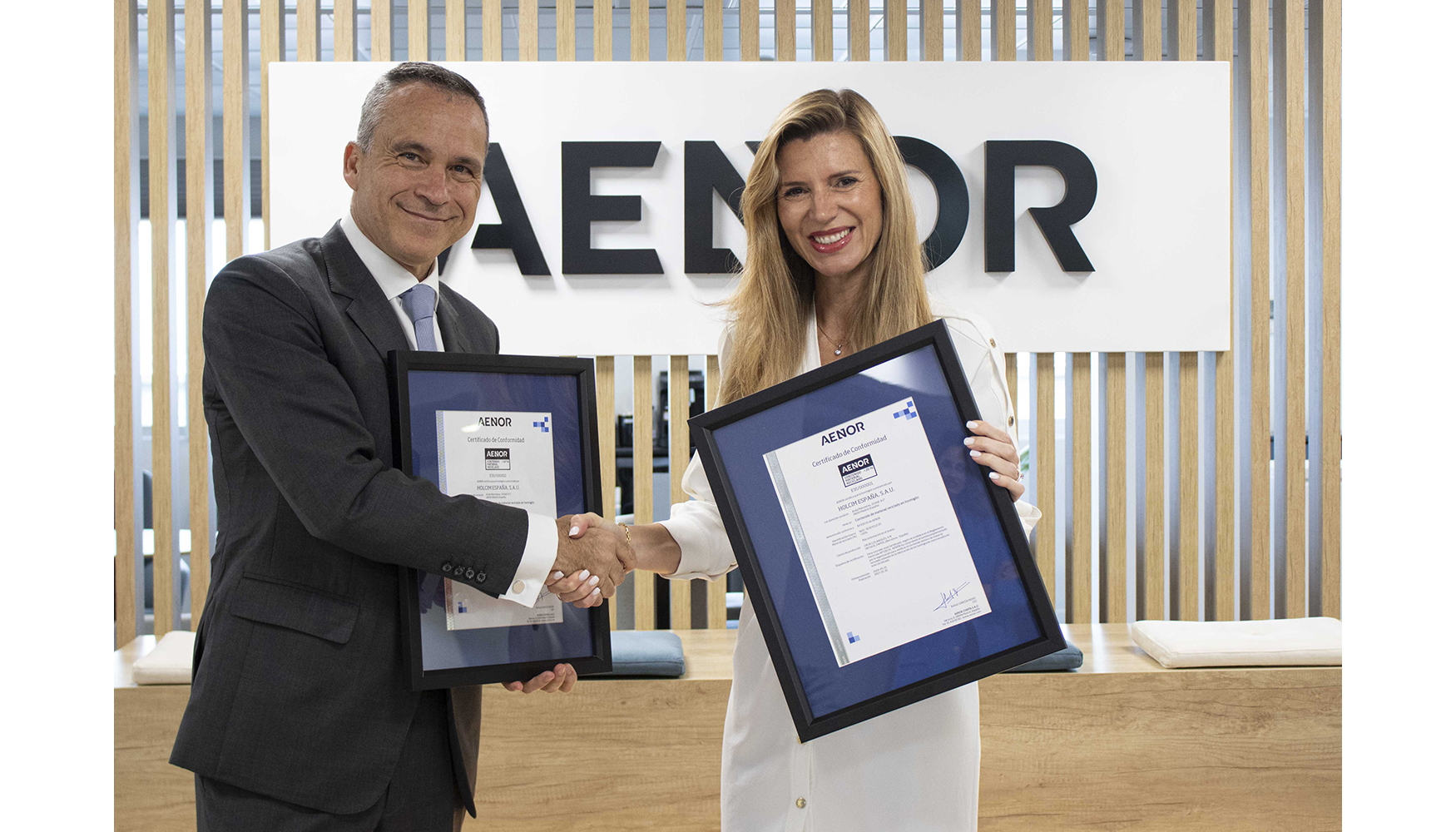 Rafael Garca Meiro, CEO de Aenor, hace entrega del certificado a Carmen Daz, CEO de Holcim Espaa