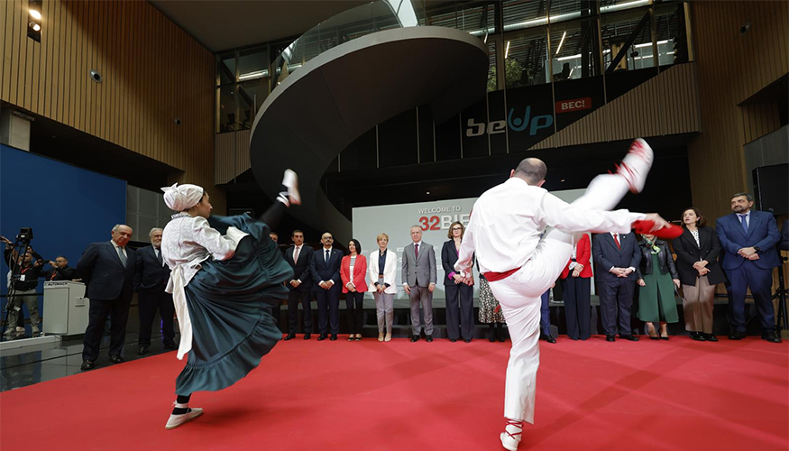 Momento del tradicional baile solemne aurresku, ante el lehendakari Iigo Urkullu y otras autoridades, durante la inauguracin de la feria...