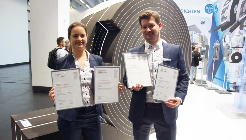 Johannes Kohler, product manager, y Sina Gogler, marketing manager, reciben los cuatro nuevos distintivos de calidad RAL en Fensterbau Frontale...
