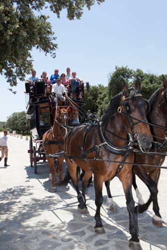 Periodistas y miembros del staff de Atlas Copco disfrutaron de un paseo en carruaje de caballos en la Aldea de Santillana...