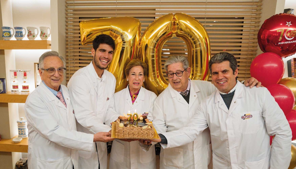 Los tres hermanos Fuertes, Jos, Toms y Juana junto al embajador de la marca, Carlos Alcaraz, y su padre