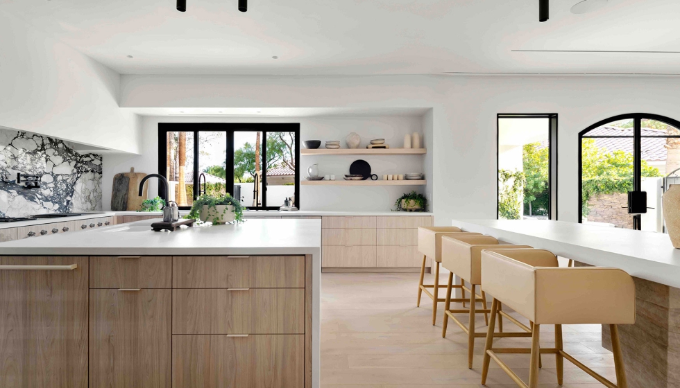 Cocina abierta al comedor con las soluciones de Rehau integradas