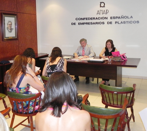 Enrique Gallego, explicando a los periodistas en la sede de Anaip la problemtica de la Ley de Residuos