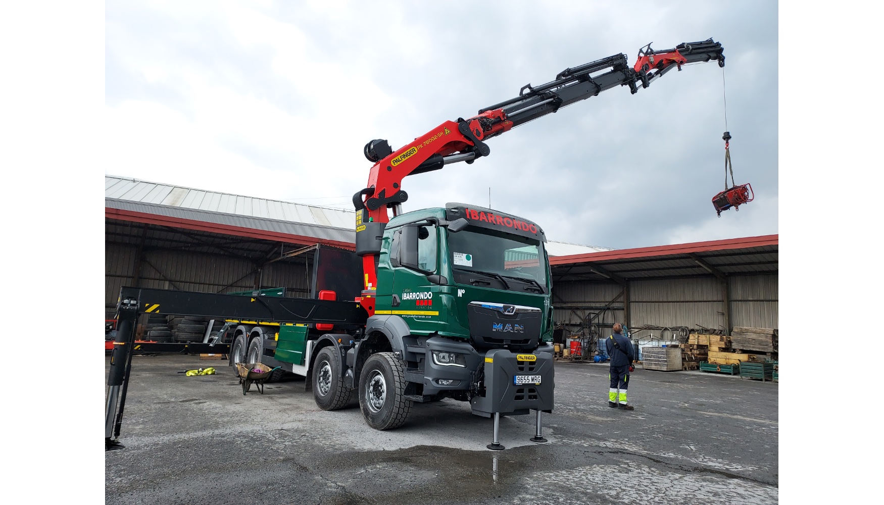 Esta gra permite un alcance horizontal de 30.3 m y hasta 830 kg de carga