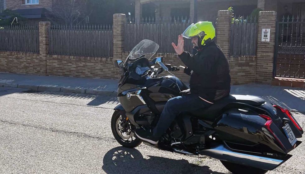 Uno de los participantes en la Ruta del Cerramiento 2024 a lomos de su moto