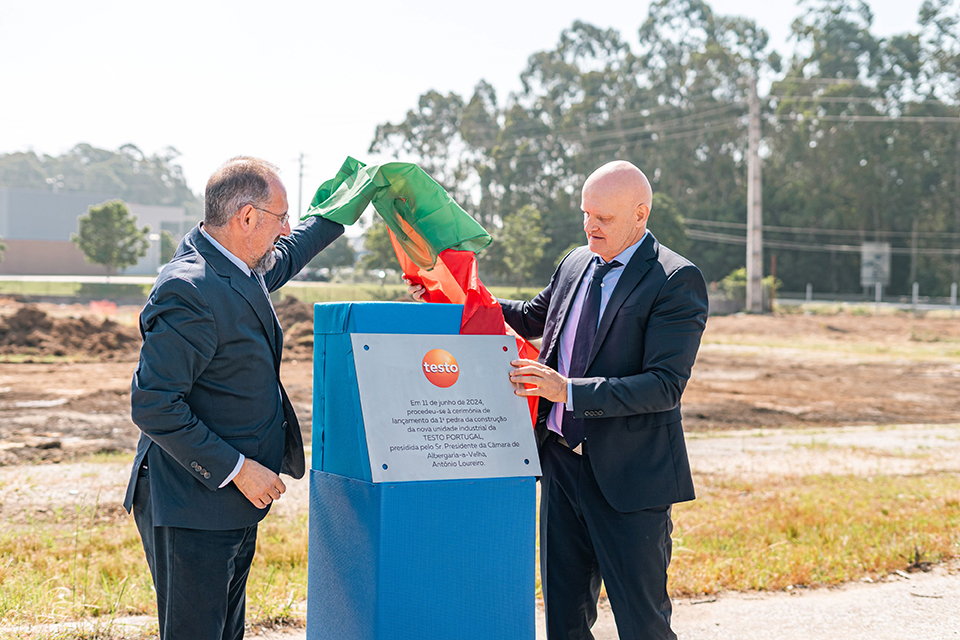 O presidente da Cmara Municipal de Albergaria-a-Velha, Antnio Loureiro, descerra a primeira pedra da nova construo...