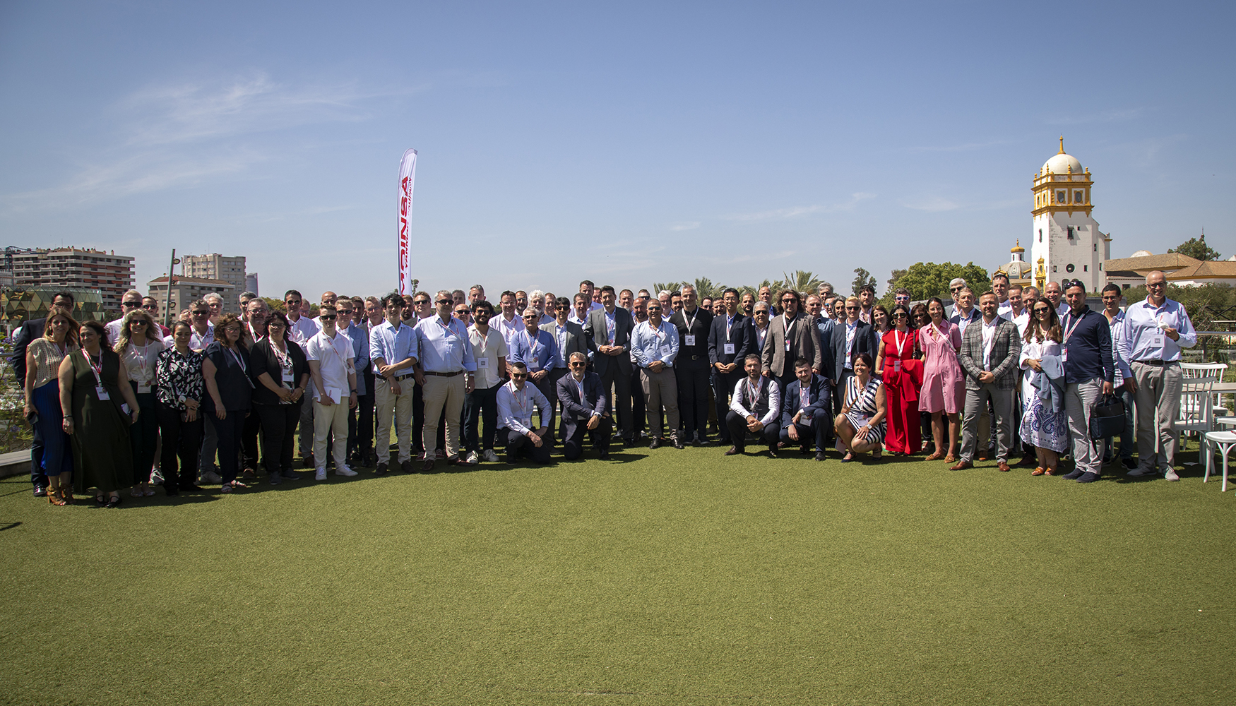 Foto de familia de los asistentes al European Dealers Meet Up de Himoinsa, celebrado en Sevilla