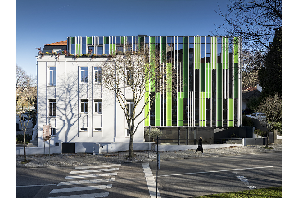 Fotografia ilustrativa dos sistemas de alumnio Navarra: Vital Clima Hotel Viseu por Esteve e Associados Arquitetura/Grupo Navarra...