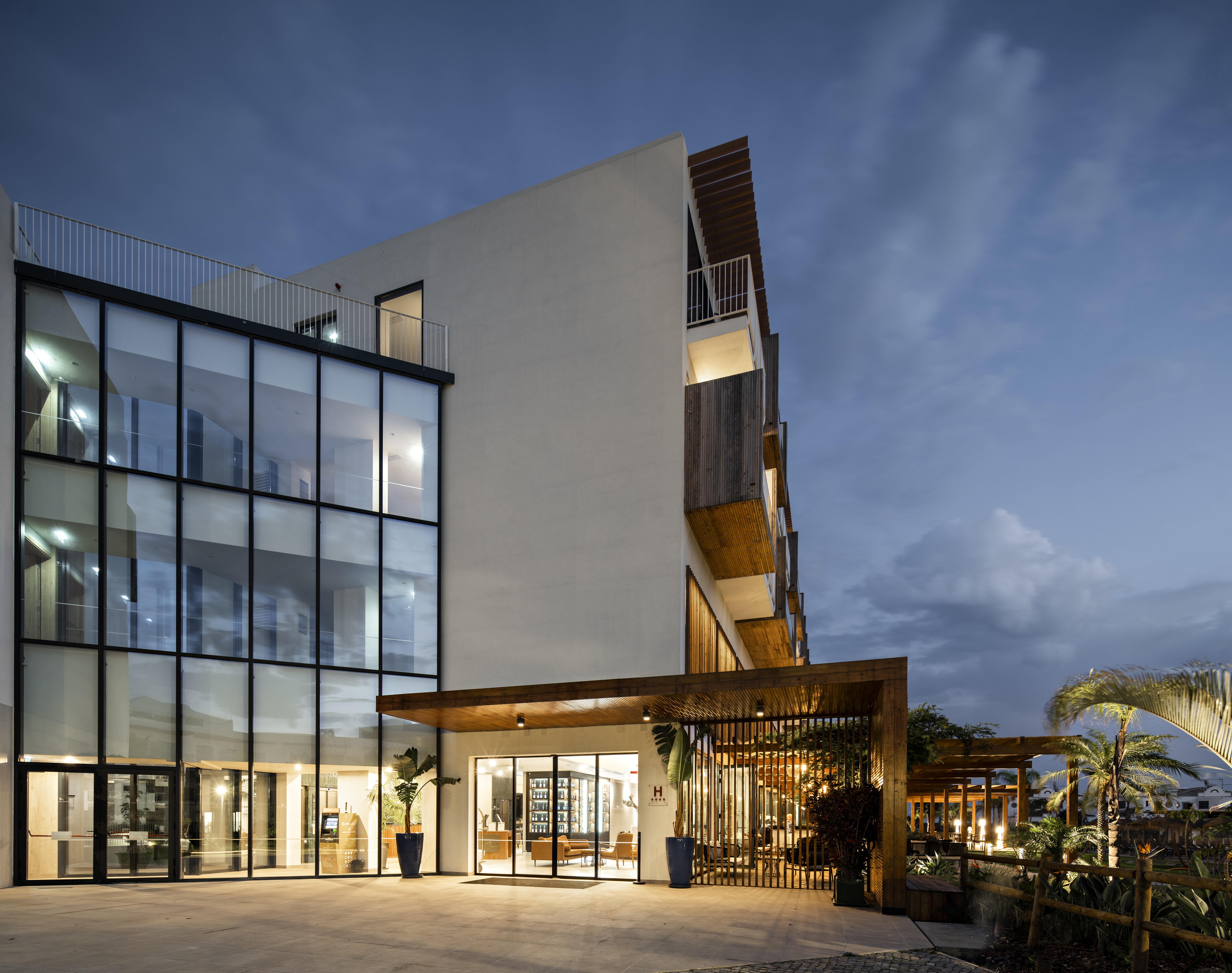Fotografia ilustrativa dos sistemas de alumnio Navarra: Cabanas Beach Nature Broadway. Malyan Arquitetura/Grupo Navarra...