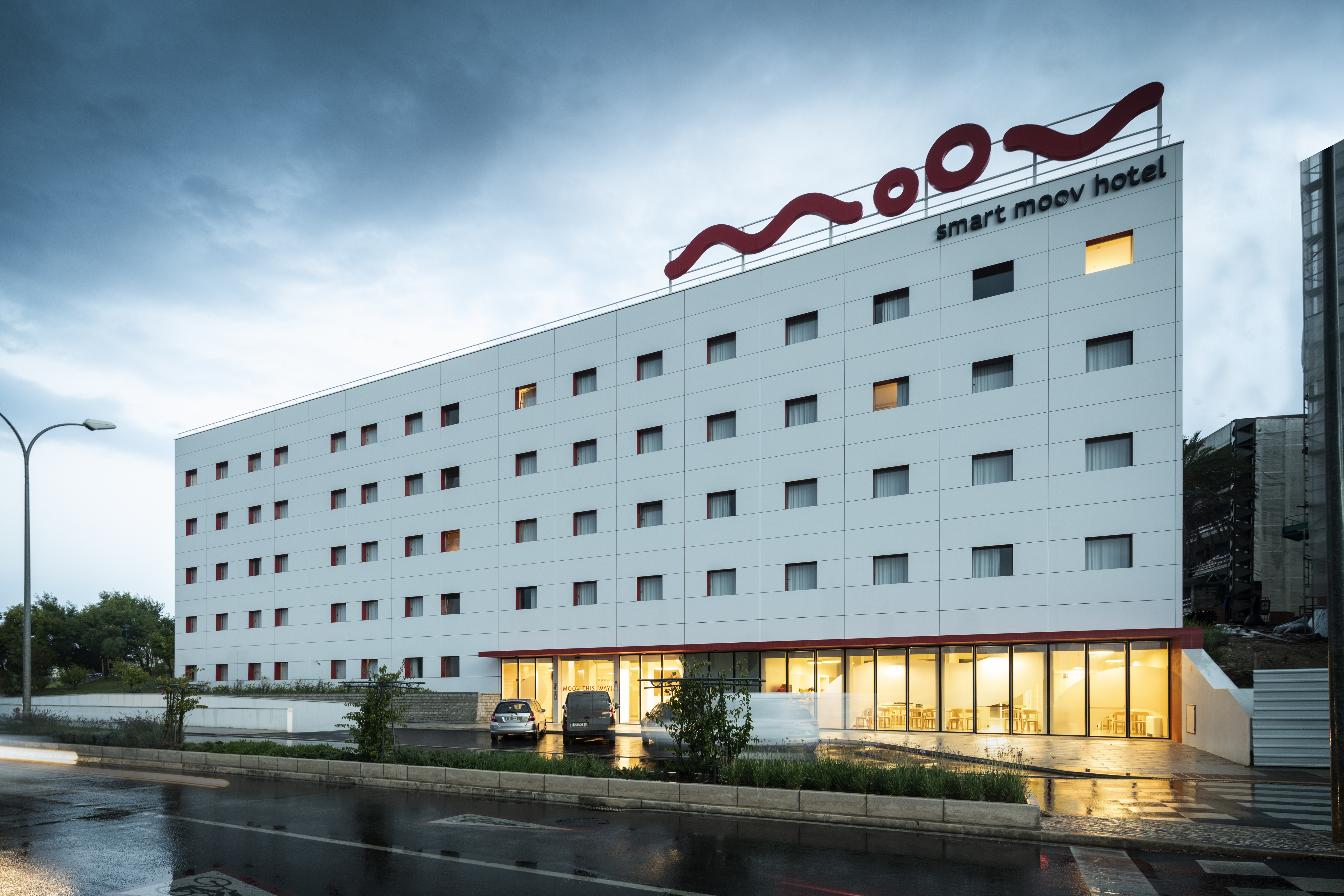 Fotografia ilustrativa dos sistemas de alumnio Navarra: Hotel Moov, Oeiras. Sharch Arquitetos/Grupo Navarra...