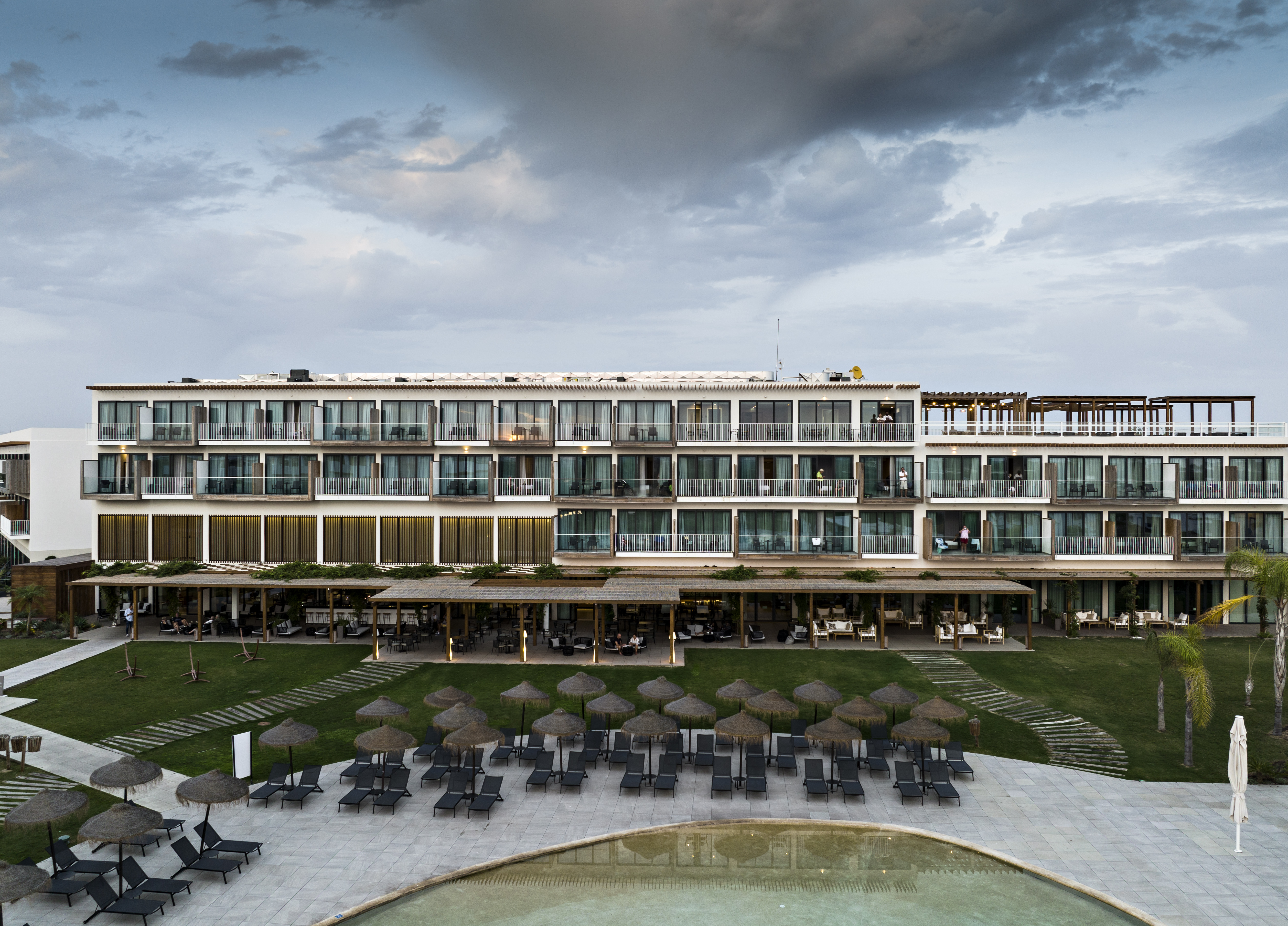 Fotografia ilustrativa dos sistemas de alumnio Navarra: Cabanas Beach Nature Broadway. Malyan Arquitetura/Grupo Navarra...
