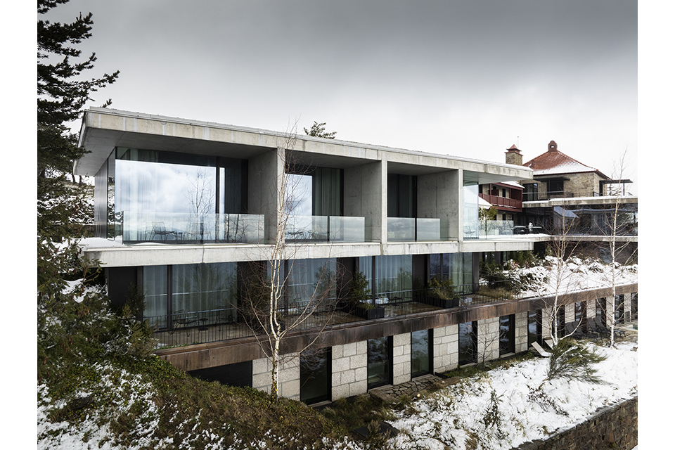 Fotografia ilustrativa dos sistemas de alumnio Navarra: Hotel So Loureno, Site Specific Arquitetura/Grupo Navarra...