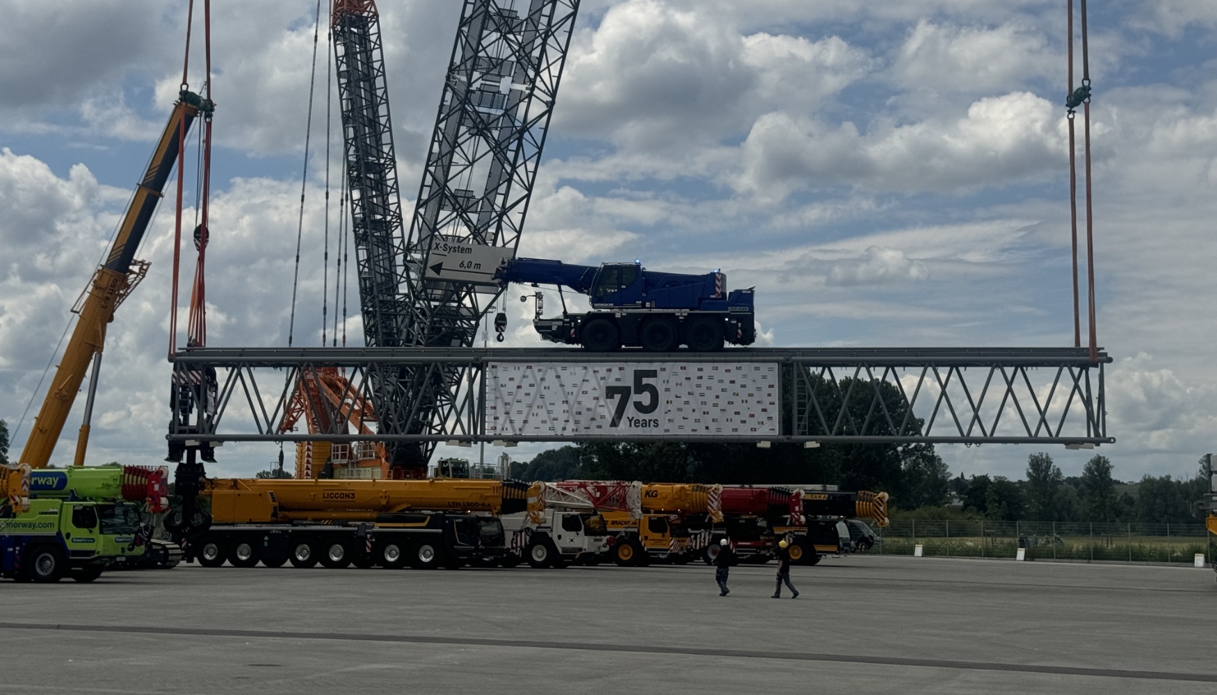 Liebherr demostr sobradamente la estabilidad y seguridad de sus gras con esta exhibicin de uno de sus equipos desplazndose por un tramo de...