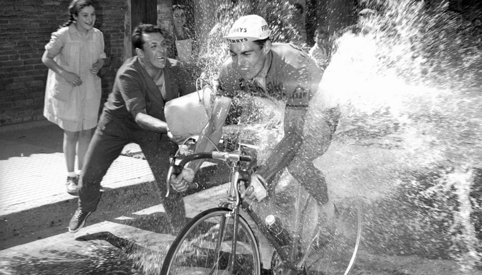 Imagen de un avituallamiento un poco radical en Barcelona, durante el Tour de 1965