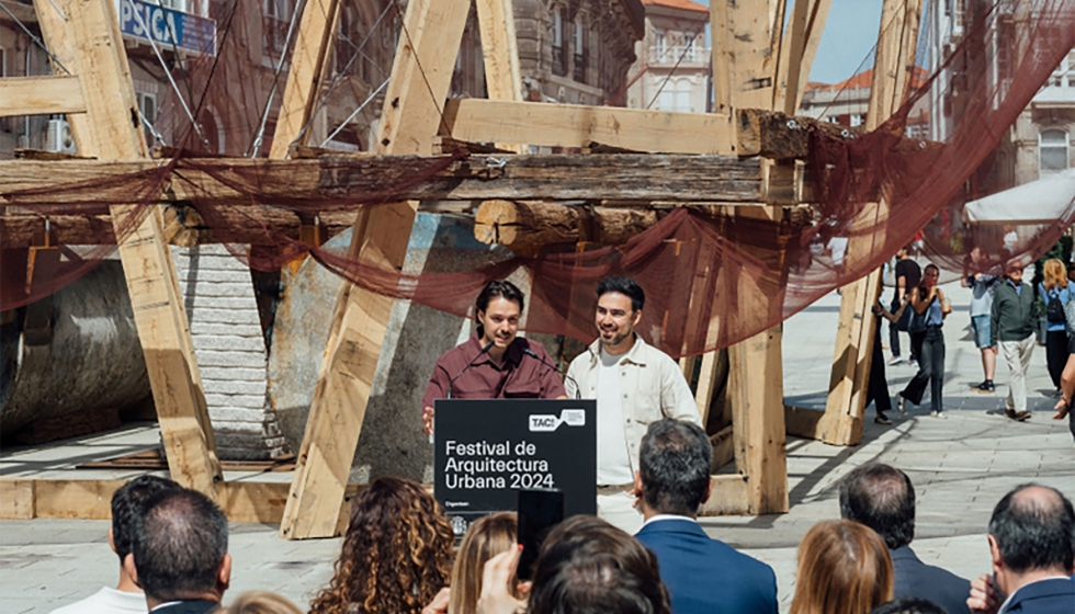Los arquitectos Óscar Cruz García y Pablo Paradinas Sastre presentaron el pasado 13 de junio en la Porta do Sol de Vigo el pabellón temporal ¡Qué... Los arquitectos Óscar Cruz García y Pablo Paradinas Sastre presentaron el pasado 13 de junio en la Porta do Sol de Vigo el pabellón temporal ¡Qué...