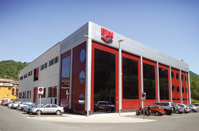 Vista de la fachada de la sede de IFAM en Mondragn