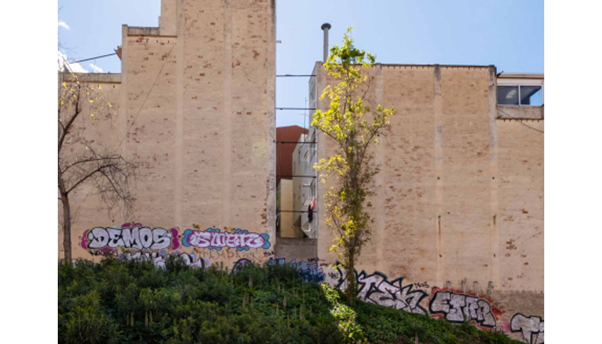 Medianera entre edificios situada en la calle Dante Alighieri de Barcelona