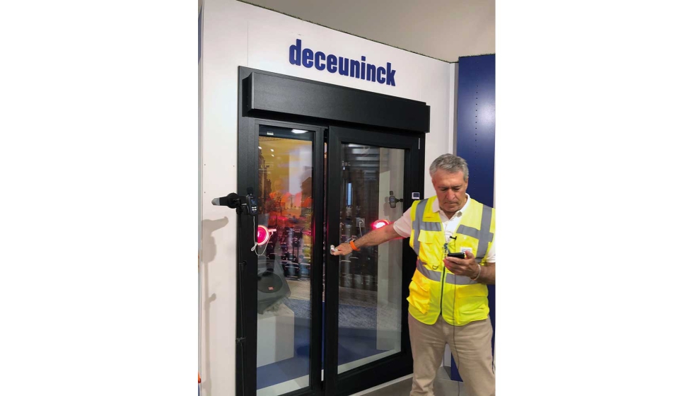 Lorenzo Cabrera, director de ventas de Deceunick, hizo algunas demostraciones del aislamiento trmico acstico de los sistemas de Deceuninck...