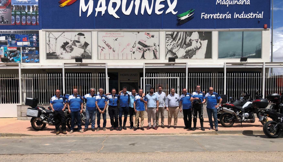 Los miembros de la Ruta del Cerramiento posan junto a los representantes de Maquinex Europa ante la sede de esta empresa...