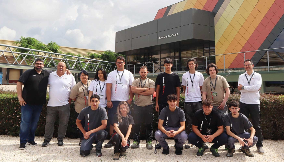 Foto de familia de los alumnos seleccionados para la Beca Rubi, profesores y marcas participantes en esta 3 edicin en Catalua...