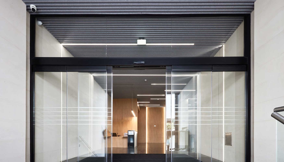 Edificio de oficinas que integra las puertas automticas de Manusa