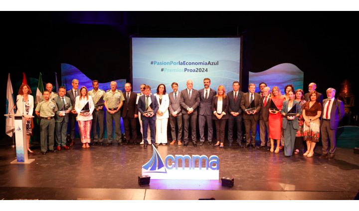 Foto de familia de premiados en los Premios Proa 2024