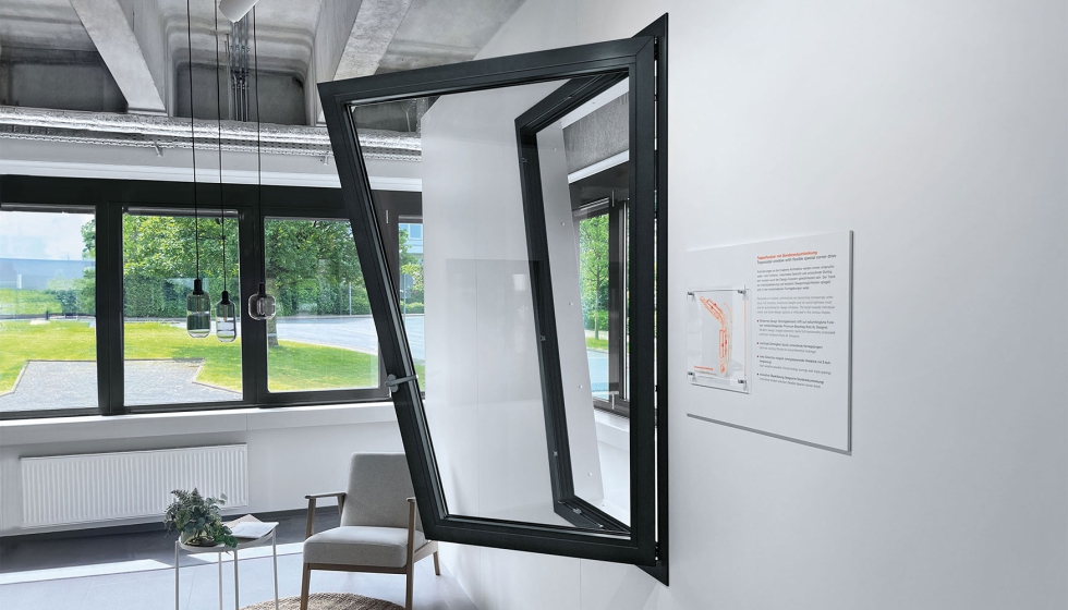 En el showroom del centro de Roto Aluvision en Velbert se encuentra expuesta una ventana trapezoidal con cierre angular flexible y herraje...