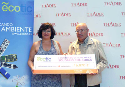 Joan Riba, director general de Fundacin Ecotic, entreg el cheque de la entidad en un acto celebrado en el Centro Comercial Thader...