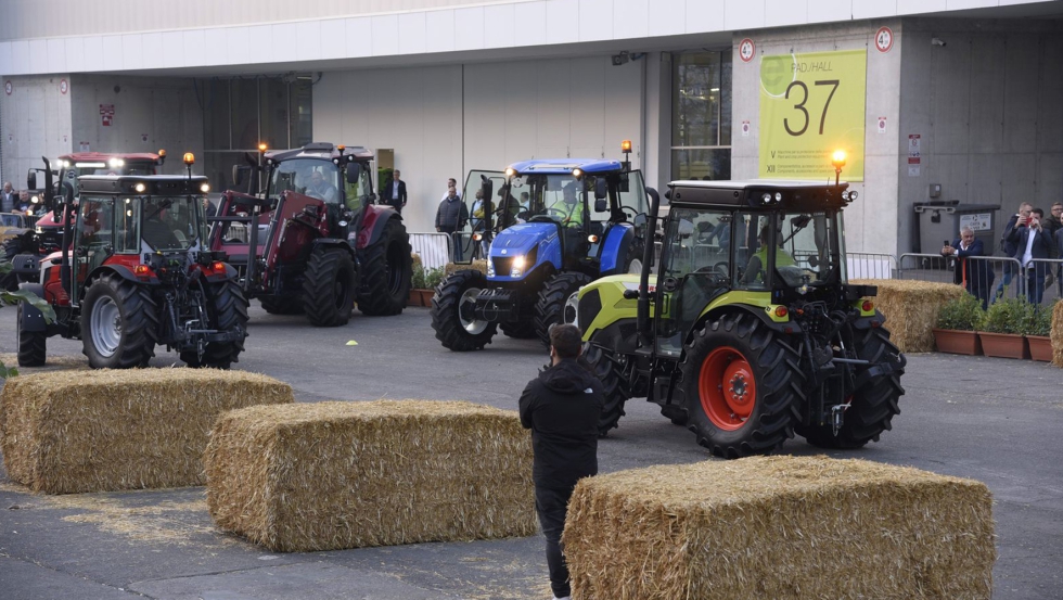 Tractores de varias marcas realizan demostraciones durante EIMA 2022