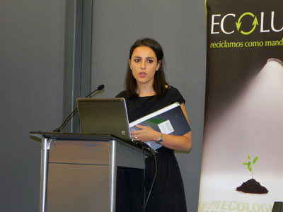 Beatriz lvarez explica a los presentes la campaa de comunicacin realizada el pasado ao por Ecolum