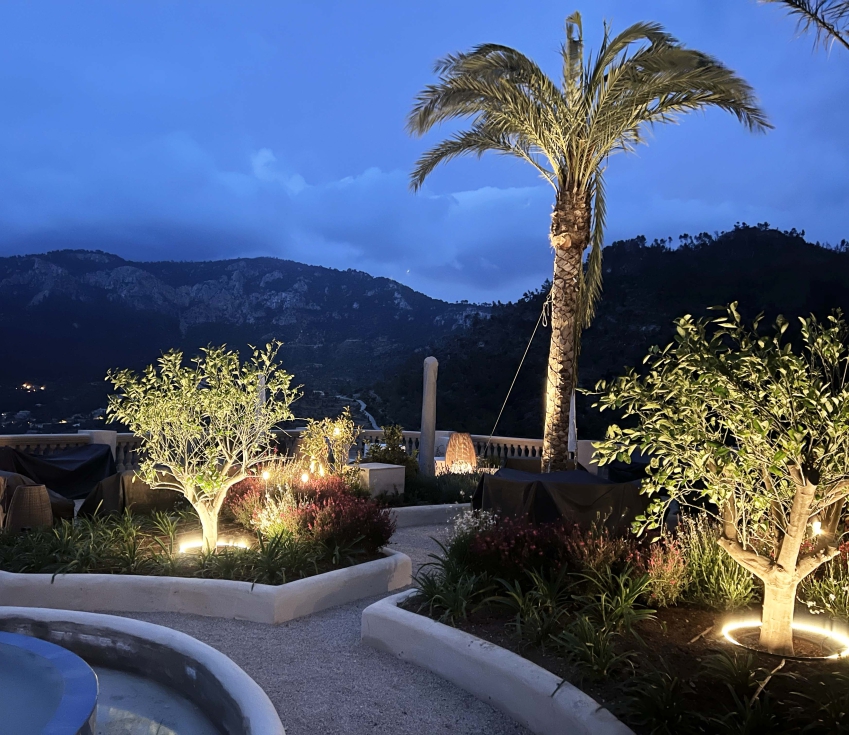 Iluminacin integrada en el espacio natural de la terraza de este complejo hotelero