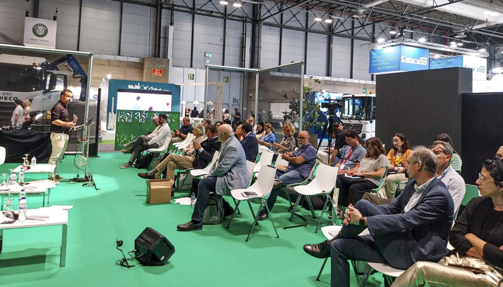 Pblico asistente a la jornada de presentacin del informe 'Ciudad y territorio en regeneracin', impulsado por el CSCAE...