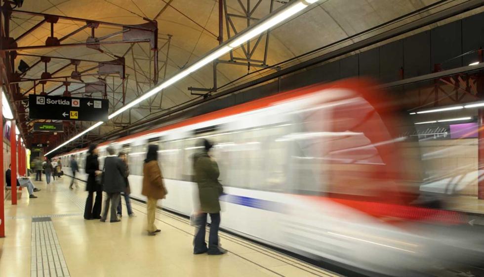 La infraestructura del transporte considera Armengaud una potente generadora de paisaje urbano nocturno, como el metro