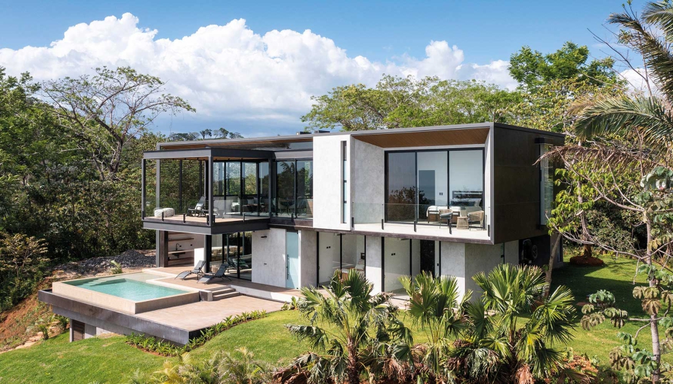 La Casa Perla Negra, en Costa Rica, con ventanas correderas Thermia Versia