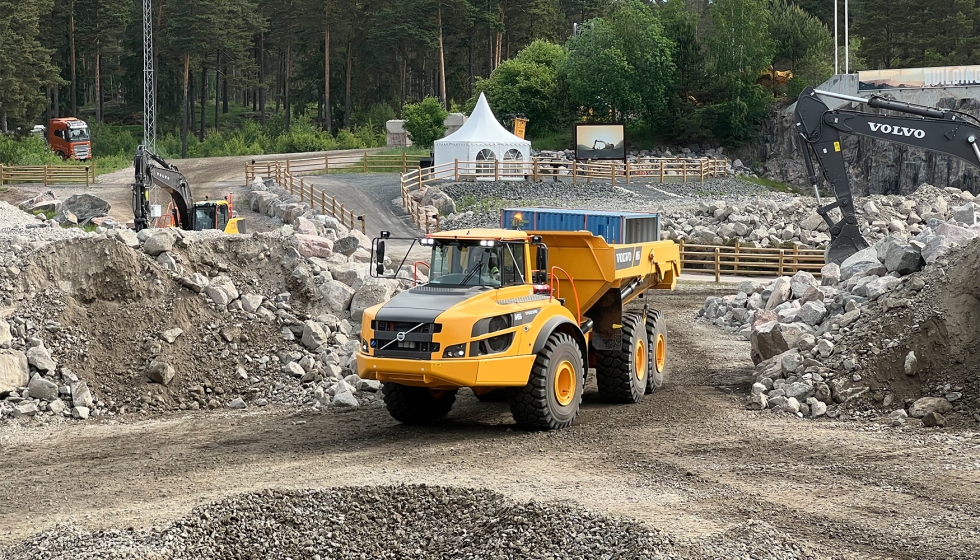 A Volvo CE anunciou o lan�amento dos seus novos cami�es basculantes r�gidos R60 e R70, com capacidades de carga de 55 e 65 toneladas, respetivamente...