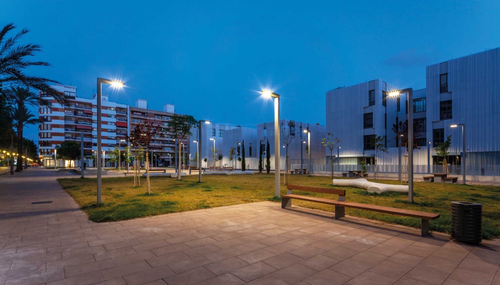 Las luminarias Flit de Salvi Lighting Barcelona han mejorado el alumbrado del nuevo Centro de Salud Pblica de Ganda