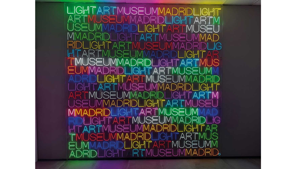Mural lumnico que invita a vivir una experiencia musestica de light art en Madrid