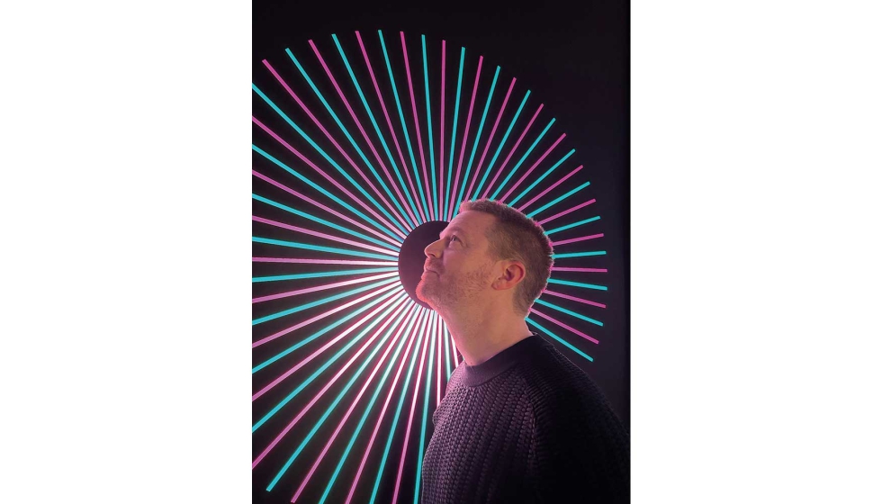 El Lighting Designer Maxi Gilbert al frente de una de las instalaciones interactivas del Museo de la Luz